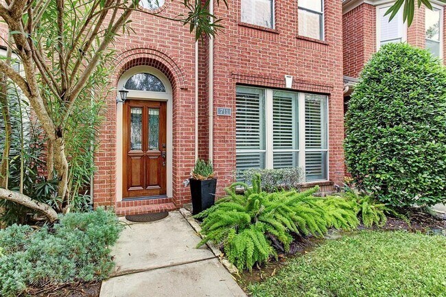 Building Photo - 711 W Heights Hollow Ln