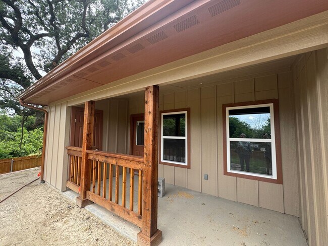 Foto del edificio - 3/2/2 NEW CONSTRUCTION Spacious YARD WITH ...