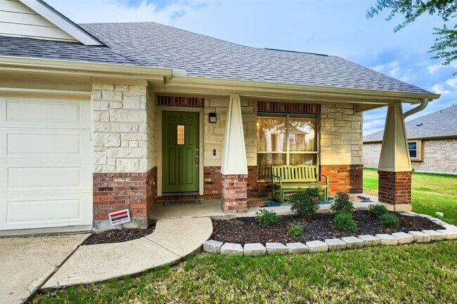 Building Photo - 18717 Royal Pointe Dr
