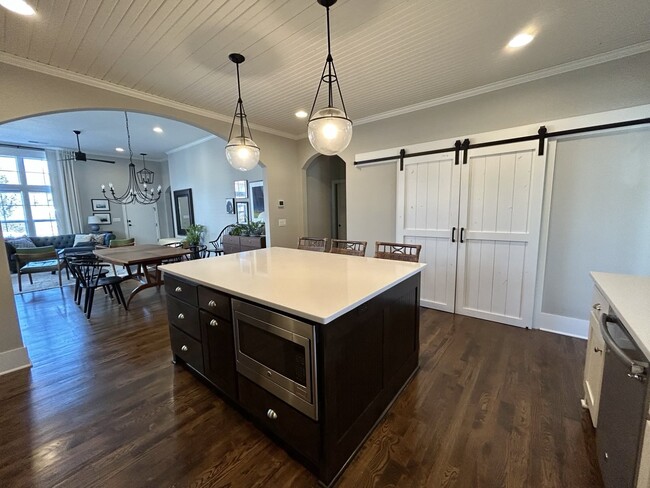 Cocina grande con electrodomésticos de acero inoxidable, triturador de basura, lavavajillas y una enorme despensa. - 405 E 32nd Ave