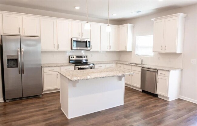 Building Photo - 2848 McKenzie Dr