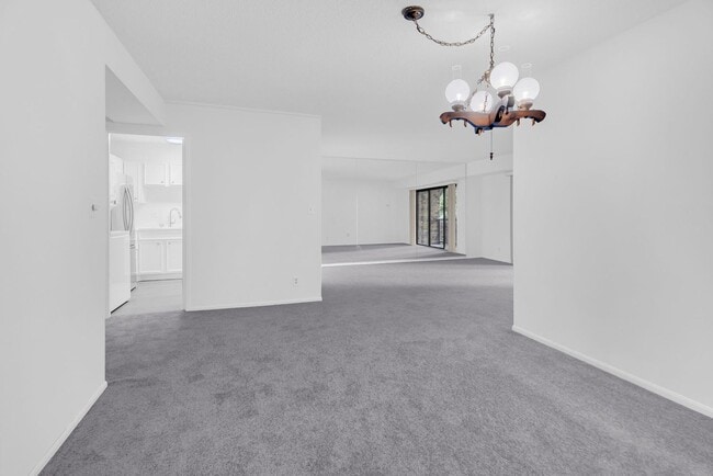 Building Photo - Sunny Garden-Level Condo Minutes from Old ...
