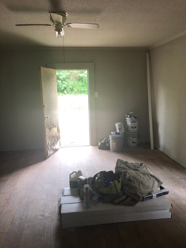 Building Photo - 2 bedroom/1 bathroom house for rent