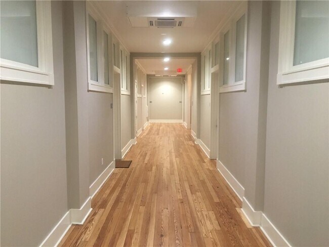 Foto del edificio - 100 N Royal St