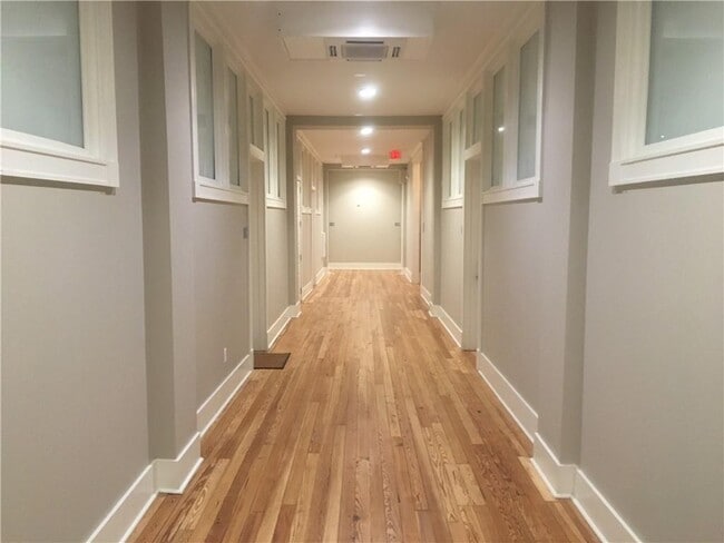 Building Photo - 100 N Royal St