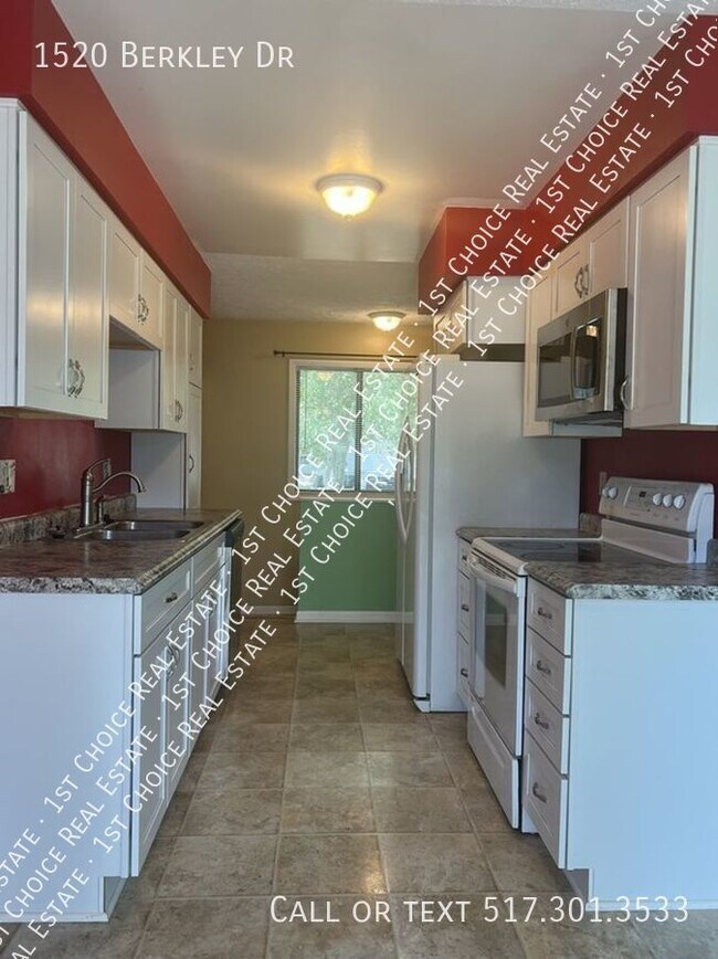 Foto del edificio - Great 3-BDR 1.5-BTH Ranch in Holt - Fenced...