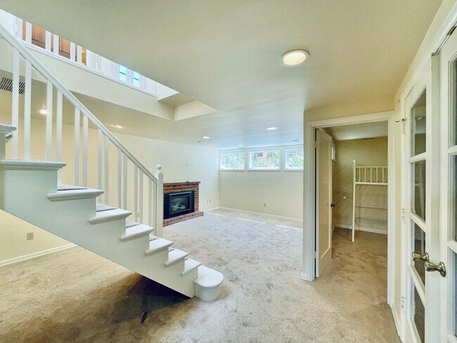 Building Photo - Beautiful Craftsman House in Quiet Queen A...