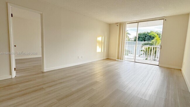 Foto del edificio - 484 NW 165th St