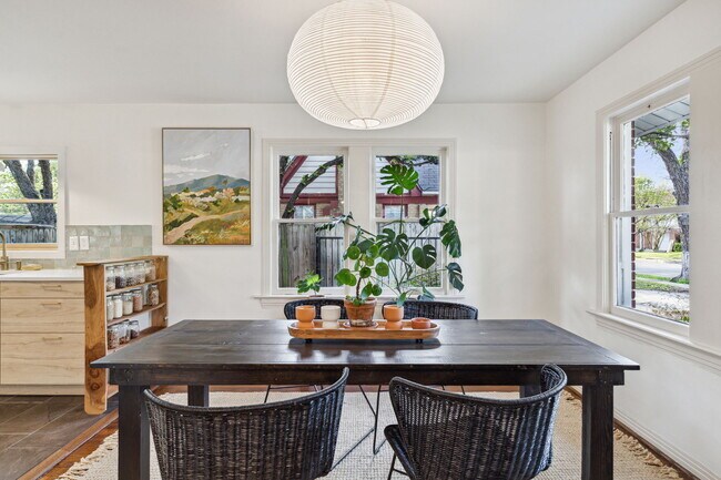 Foto del edificio - 2732 Catherine St