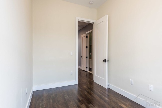 Building Photo - NO FEE 3 Bedroom Apartment in Ridgewood!