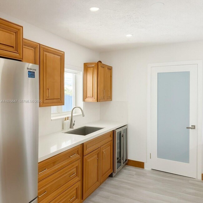 Building Photo - 9540 Martinique Dr