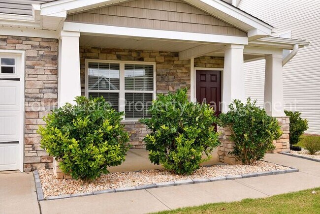 Building Photo - Single Family Home | Fenced-In Back Yard |...