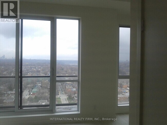 Building Photo - 170 Sumach St