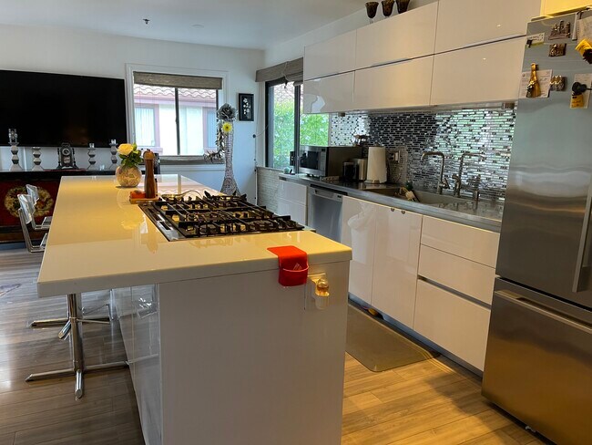 Building Photo - 549 Palisades Dr