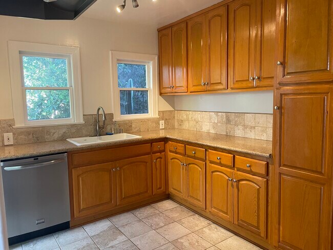 Kitchen - 1034 S Tremaine Ave