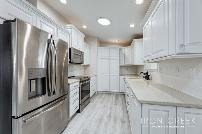 Building Photo - 55+ COMMUNITY –  2 Bed, 2 Bath + Office & ...