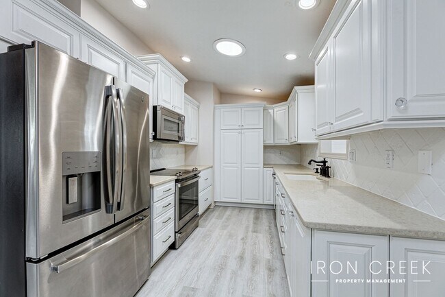 Foto del edificio - 55+ COMMUNITY –  2 Bed, 2 Bath + Office & ...