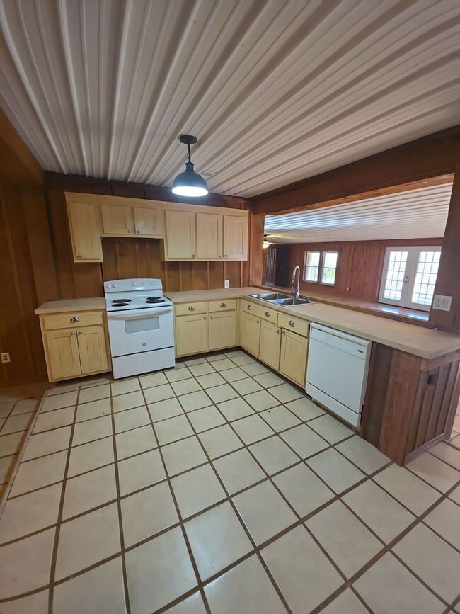 Foto del edificio - Peaceful 3-Bedroom Country Home with Barn and Large Front Porch in Walling, TN