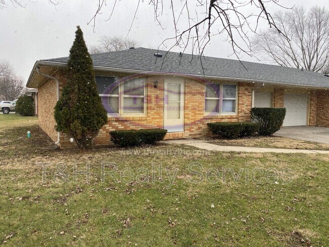Building Photo - 4418 Hilltop Way