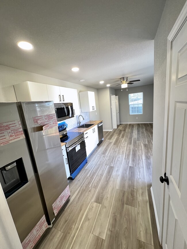 Building Photo - 3801 Meadowbrook Dr