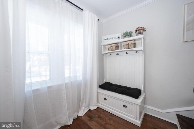 Foto del edificio - 227 E Hathaway Ln