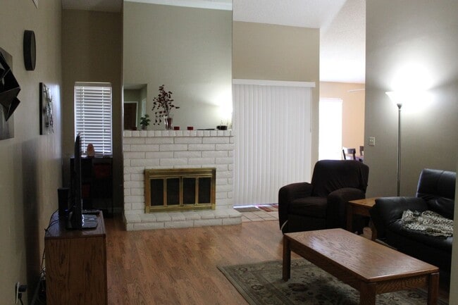 Foto del edificio - Cute Condo North Bakersfield