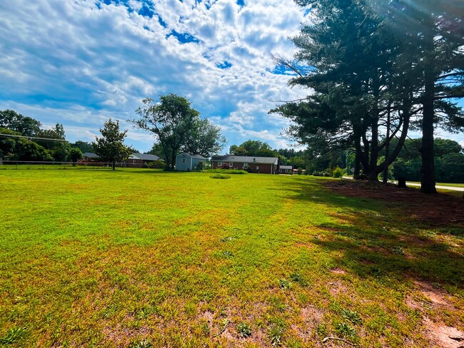 Building Photo - Charming 3 bedroom, 1 1/2 bathroom home in...