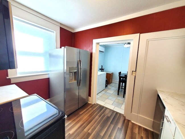 Building Photo - Beautiful 2BR/1BA Apartment with Utilities Included – Prime Downtown Location