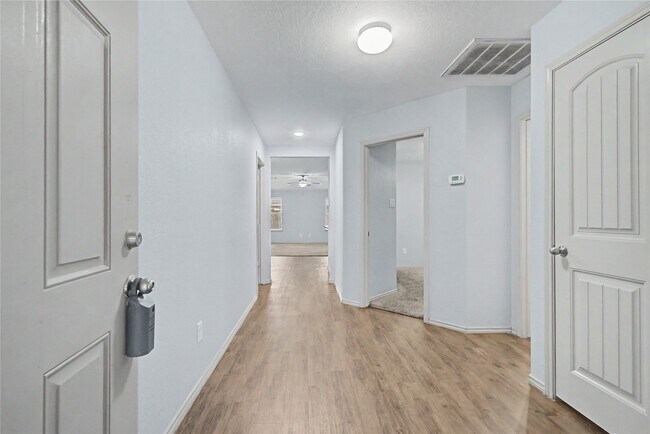 Foto del edificio - 16430 Rodeo River Rd
