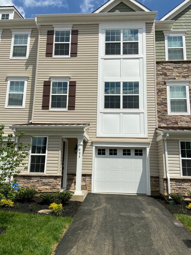 3 Storey Townhouse - 403 E International Rd