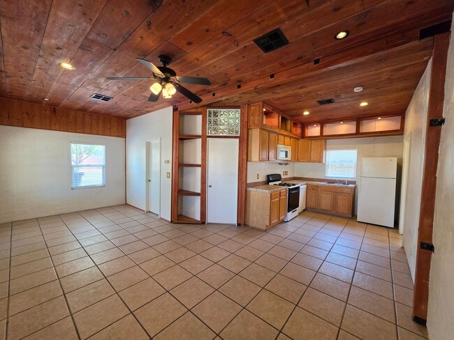 Building Photo - SAT01B