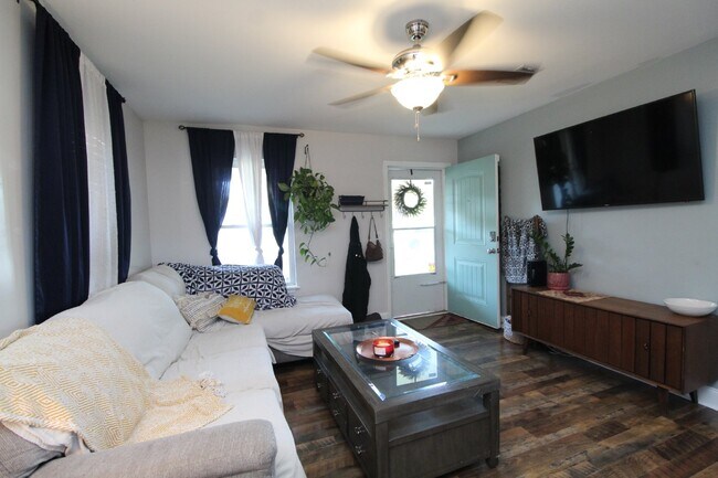 Foto del edificio - Pensacola 2BR, 2BA Home Near Downtown with Stainless Steel Appliances, Oversized Primary Bedroom,...