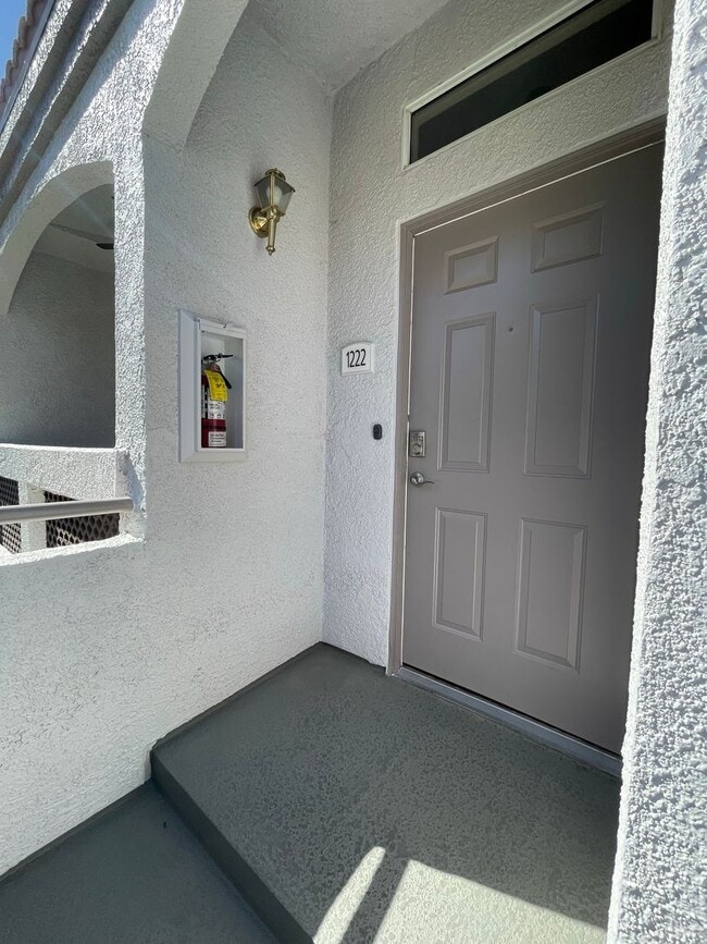 Building Photo - Mission Ridge Condos-Gorgeous 2nd Floor Un...