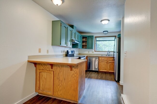 Building Photo - 3 Bedroom/2.5 bathroom townhouse centrally located Oak Harbor