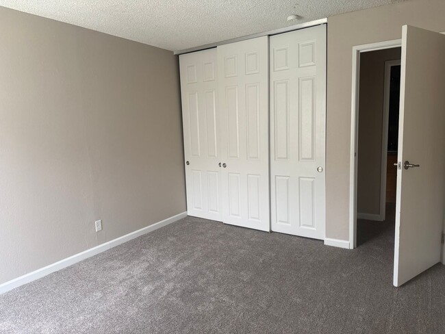 Foto del edificio - Remodeled South East Condo