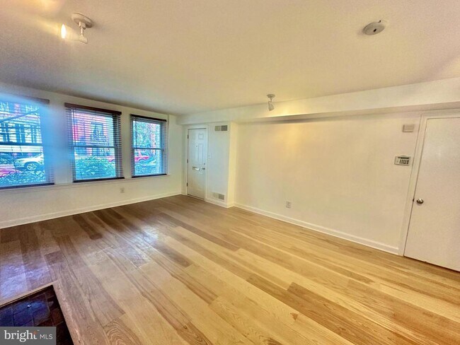 Foto del edificio - 815 E St SE