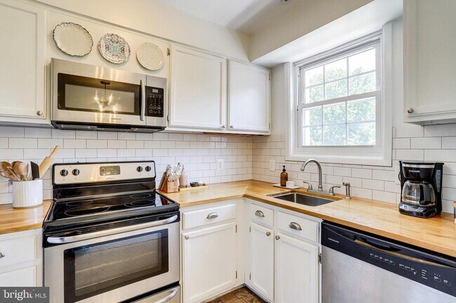 Foto del edificio - 2705 S Walter Reed Dr