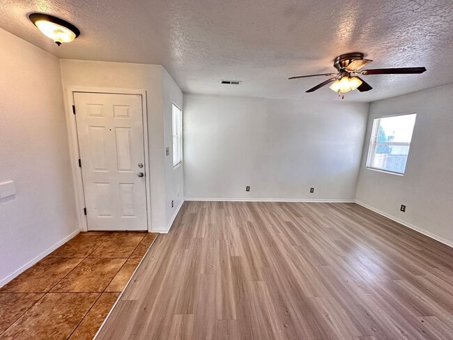 Building Photo - 3 Bedroom 2 Bath 2 Car Garage w/ Fenced in Yard