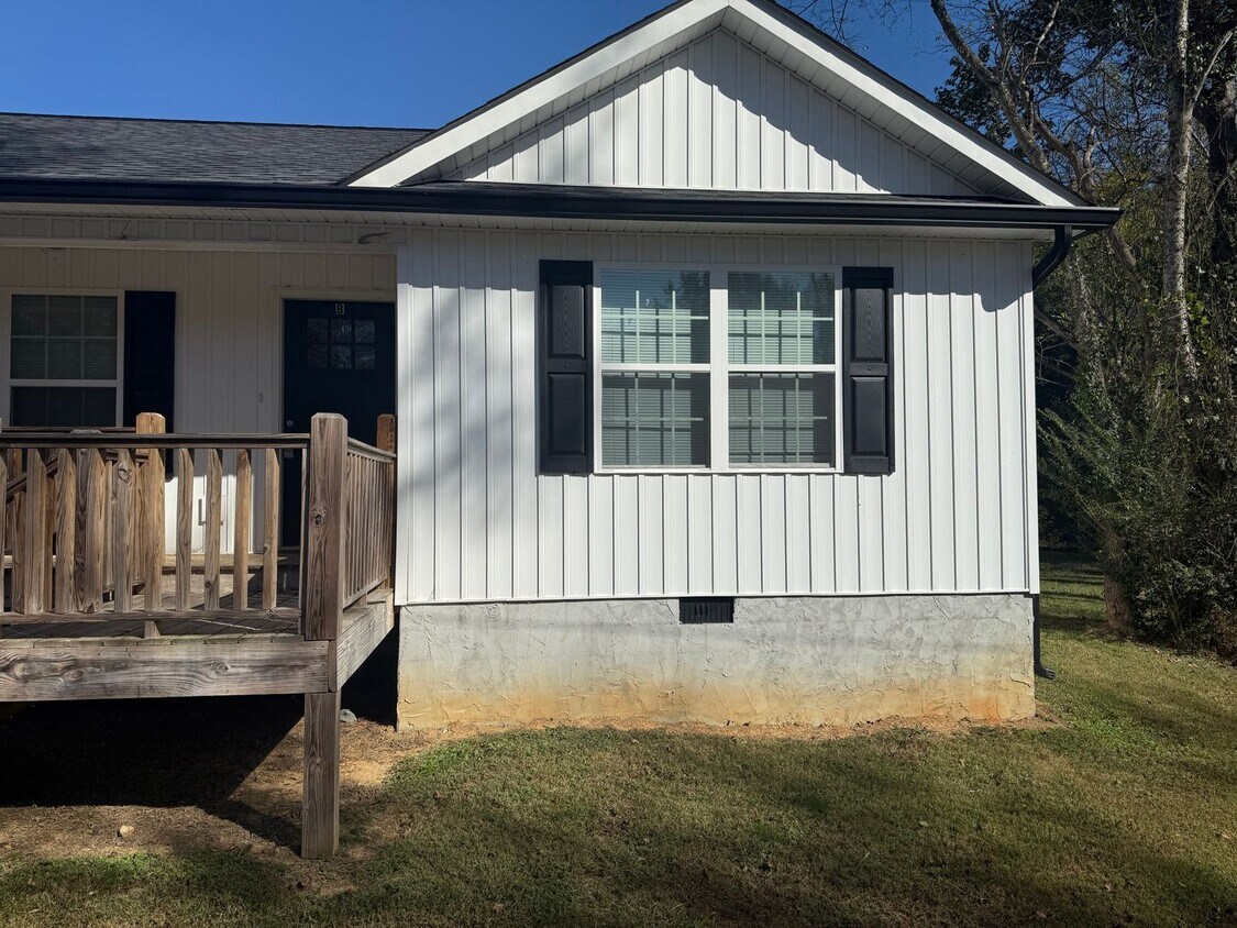 Primary Photo - Beautiful 2 bed 1 bath Duplex
