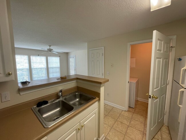 Foto del edificio - One Bedroom Condo in The Estates at Westbury