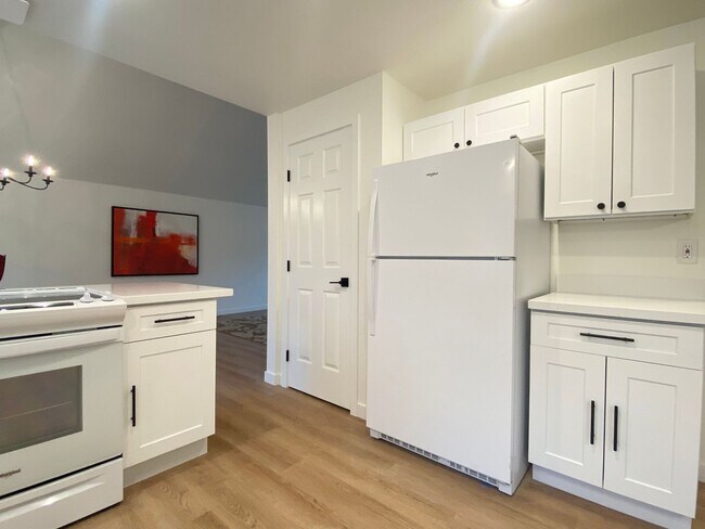 Foto del edificio - FULLY UPDATED Auburn home near Thomas Jefferson HS