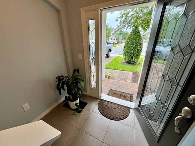 Foto del edificio - I MACULATE OVIEDO 3X2.5 TOWNHOUSE WITH 1 C...