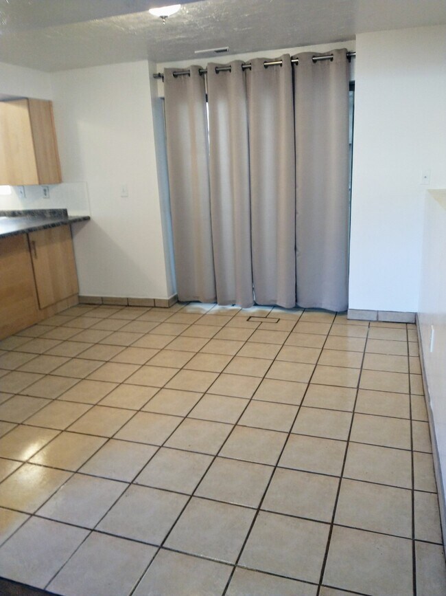 dining and slding door - 2537 W Robin Rd