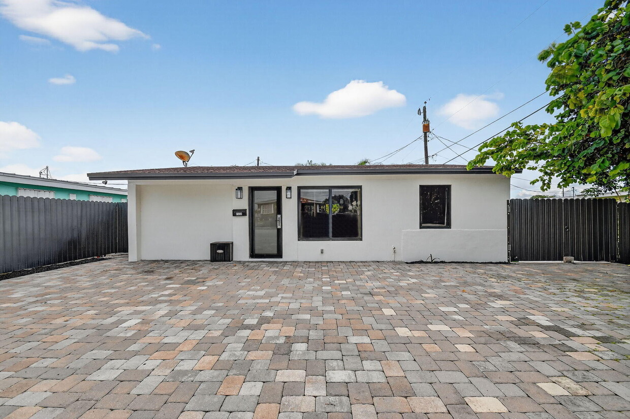 Primary Photo - 5008 Parker Ave