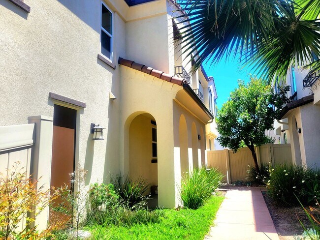 Building Photo - -Beautiful Upgraded 4 Bedroom Home With Solar