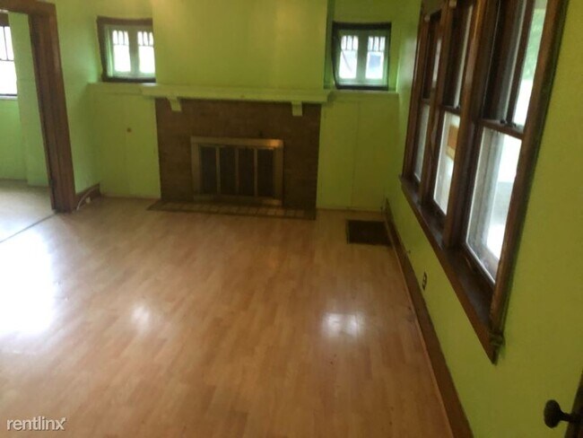 Building Photo - 905 NE Perry Ave