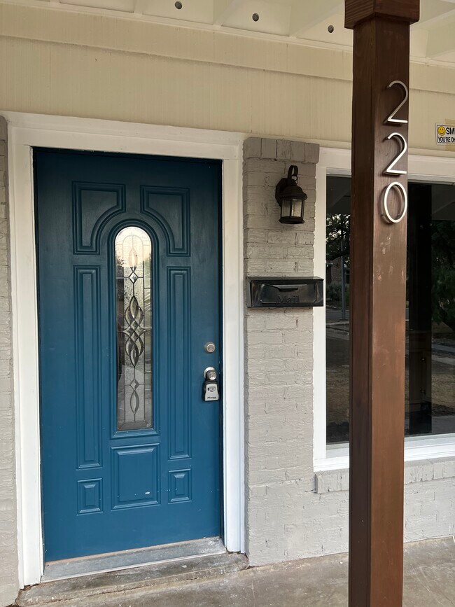 Main entrance with your mailbox on hand - 220 Dalehurst Dr