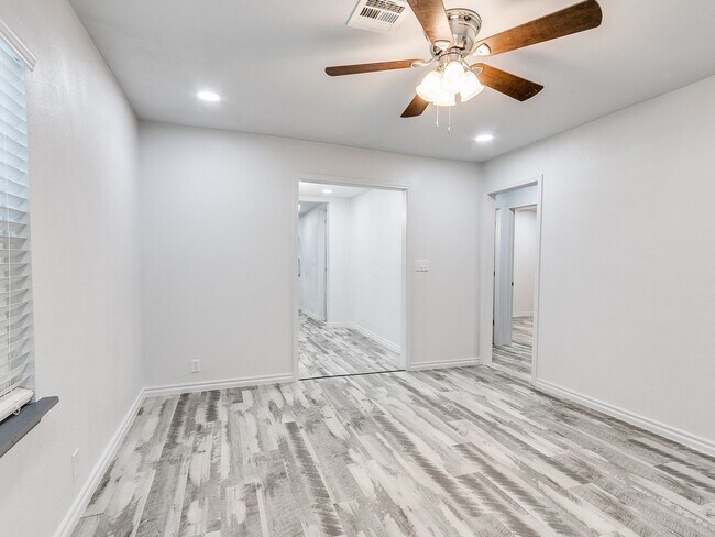 Foto del edificio - Freshly Renovated | 3 Bed | 2 Bath | Large...