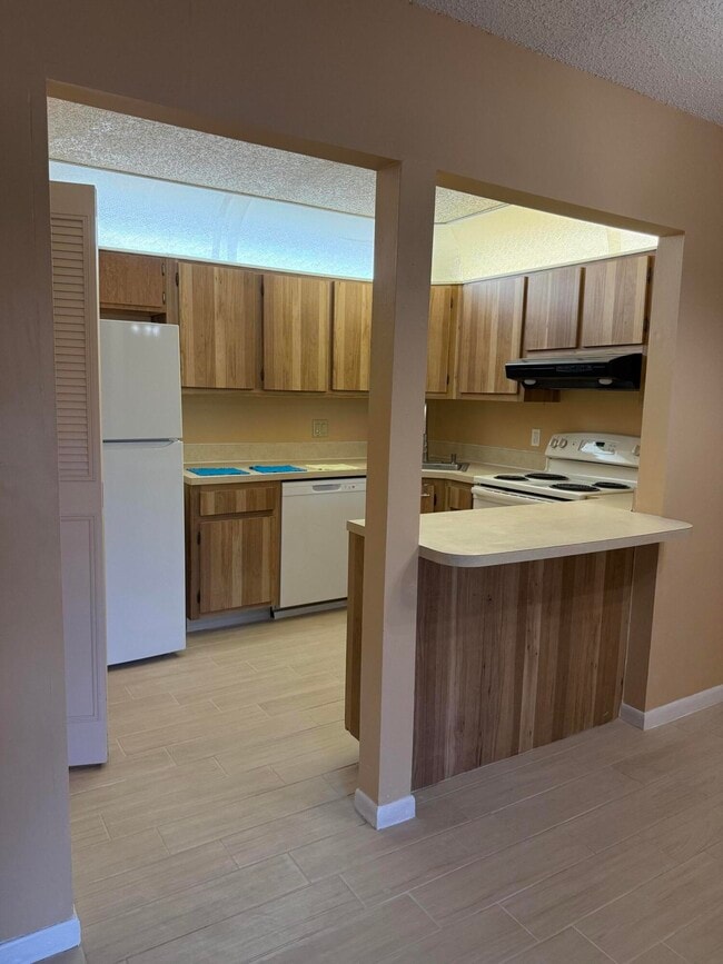 Foto del edificio - 320 Knotty Pine Cir