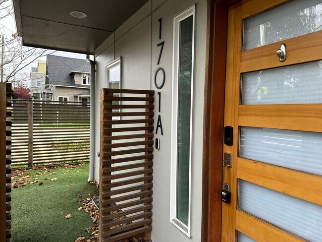 Foto del edificio - 2 bed Ballard Townhouse with everything.